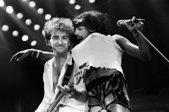 Freddie Mercury y John Deacon durante un concierto en Reino Unido en 1984.