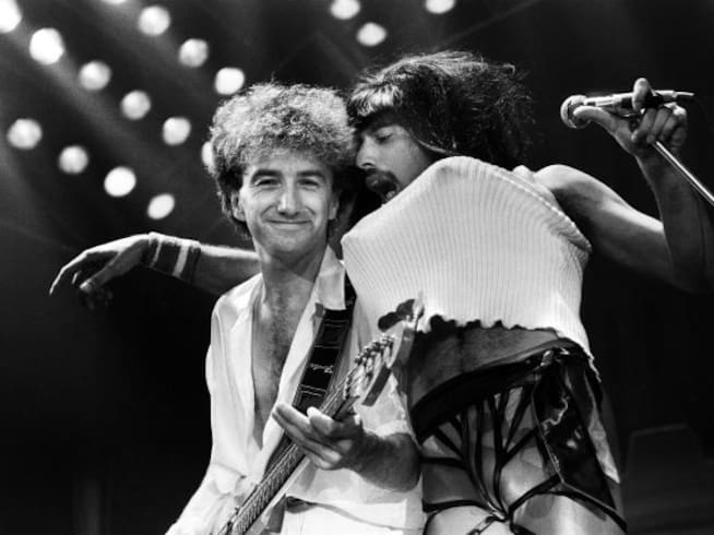 Freddie Mercury y John Deacon durante un concierto en Reino Unido en 1984.