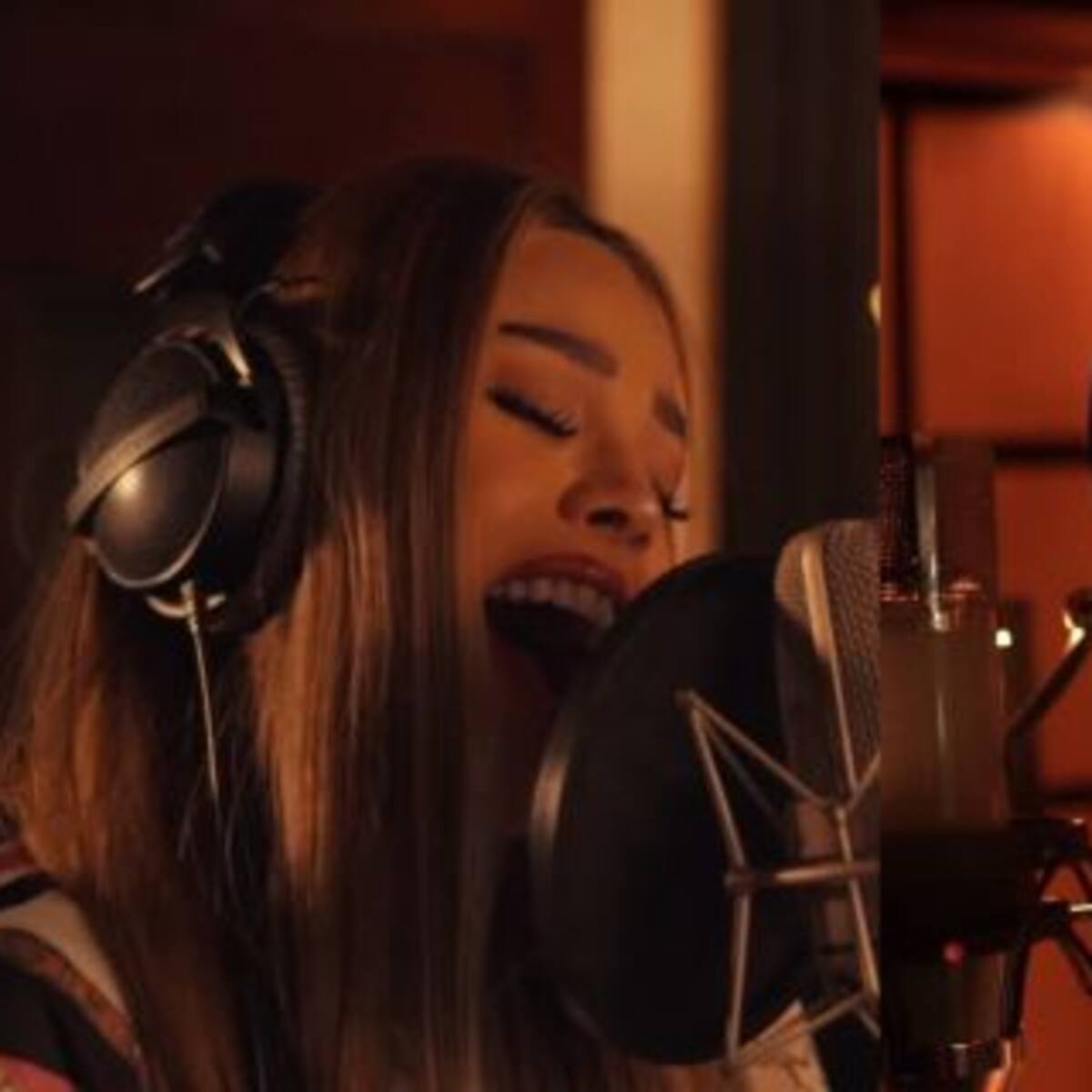 Danna Paola y Sebastián Yatra comparten versión acústica de "No bailes sola"