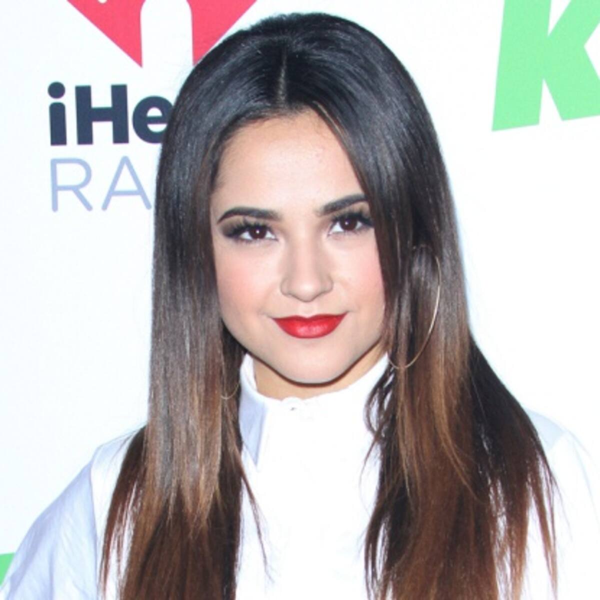 Los novios de Becky G necesitan ganarse el visto bueno de sus 30 tíos