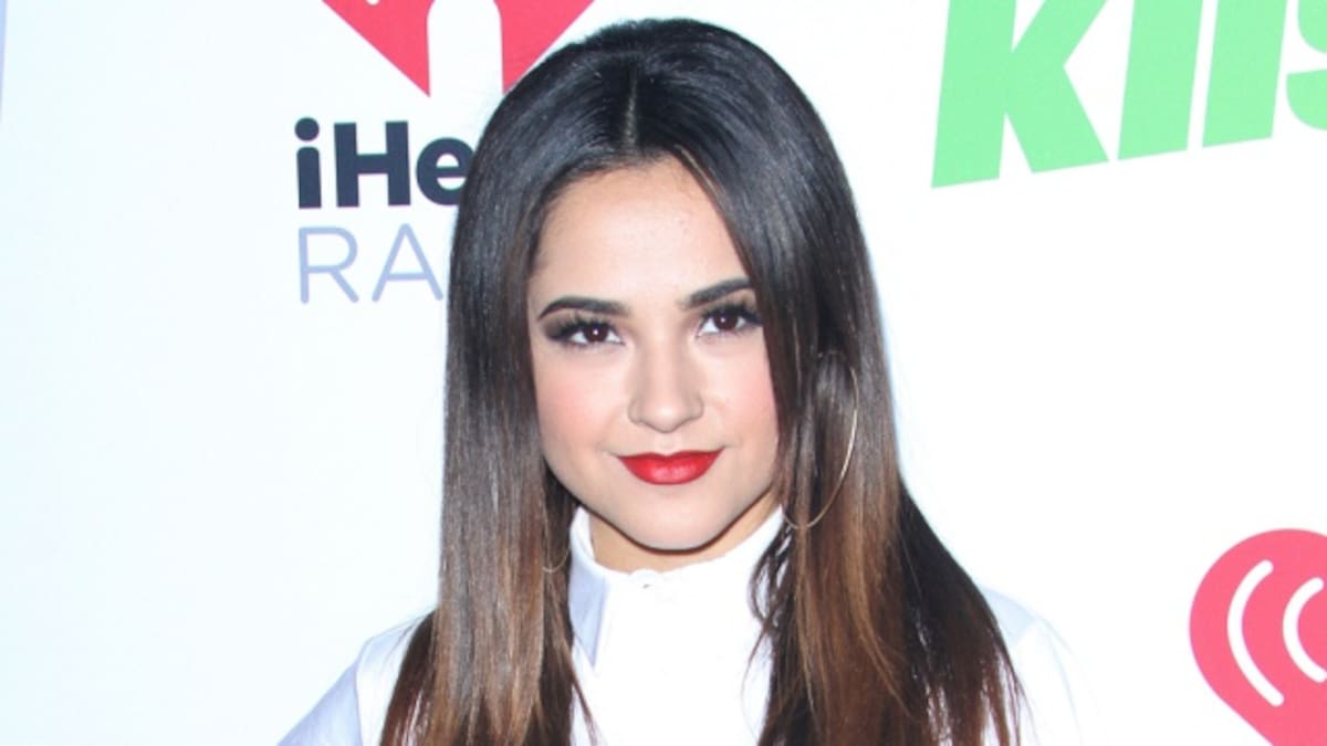 Los novios de Becky G necesitan ganarse el visto bueno de sus 30 tíos