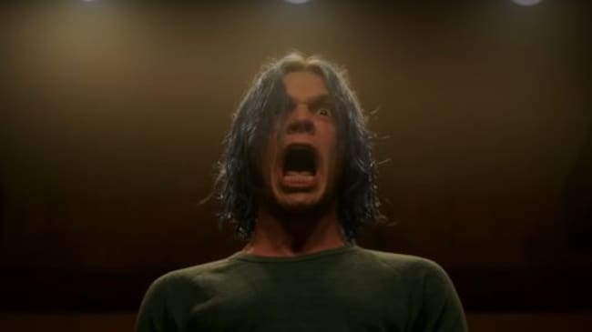 Evan Peters, totalmente abducido por la extrema derecha en 'American Horror Story: Cult'.