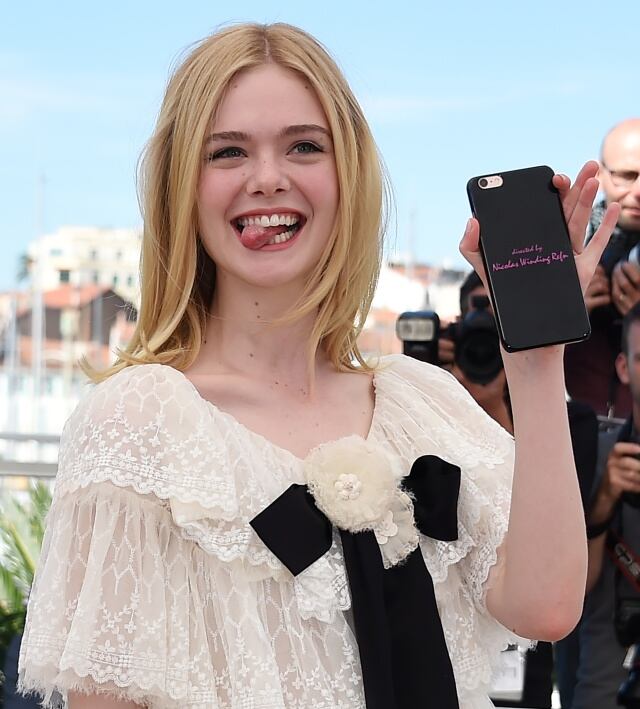 Elle Fanning enseña el móvil con el que se hace sus selfies en el último Festival de Cannes / Getty