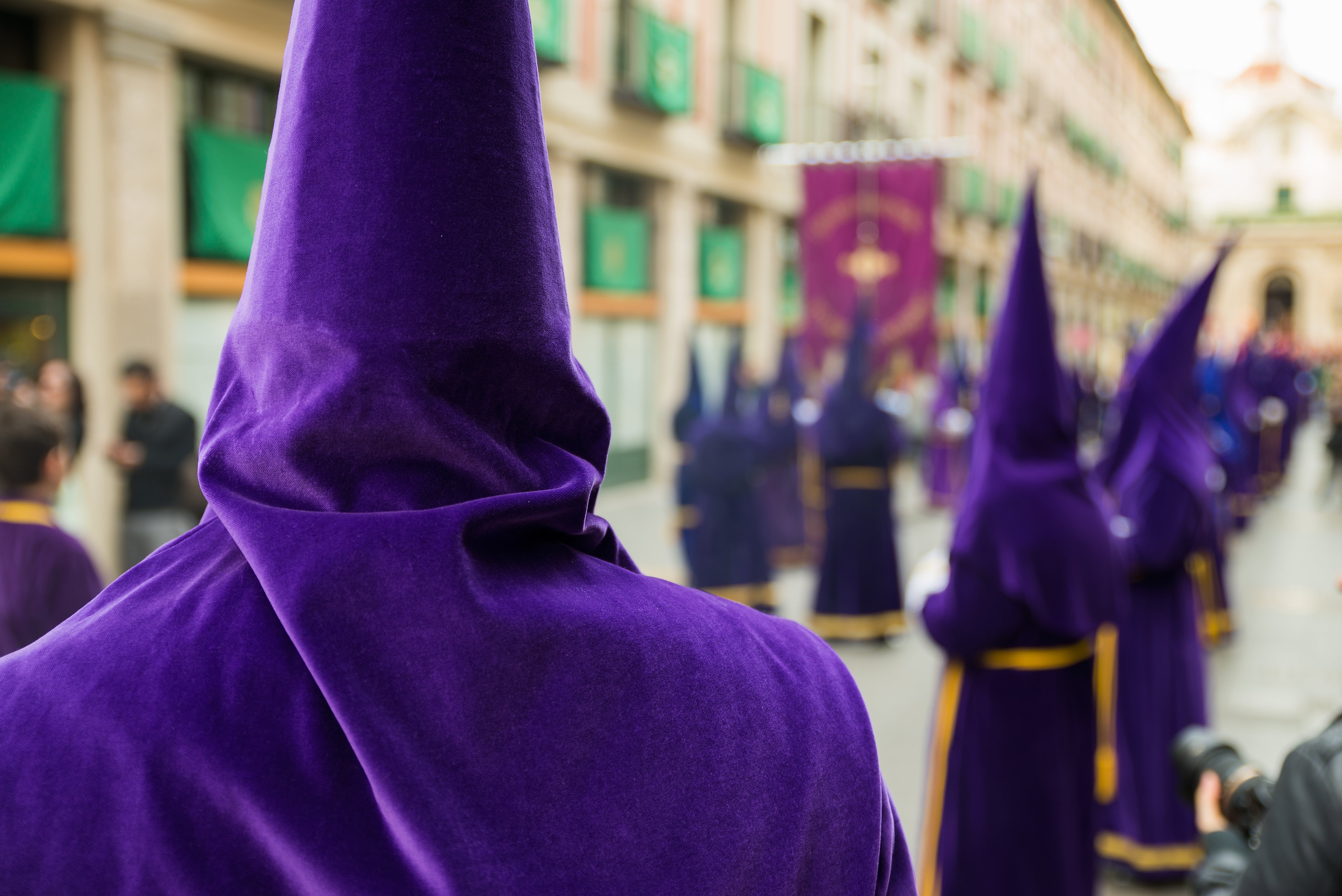 Una precesión de Semana Santa recorre Valladolid en 2015.