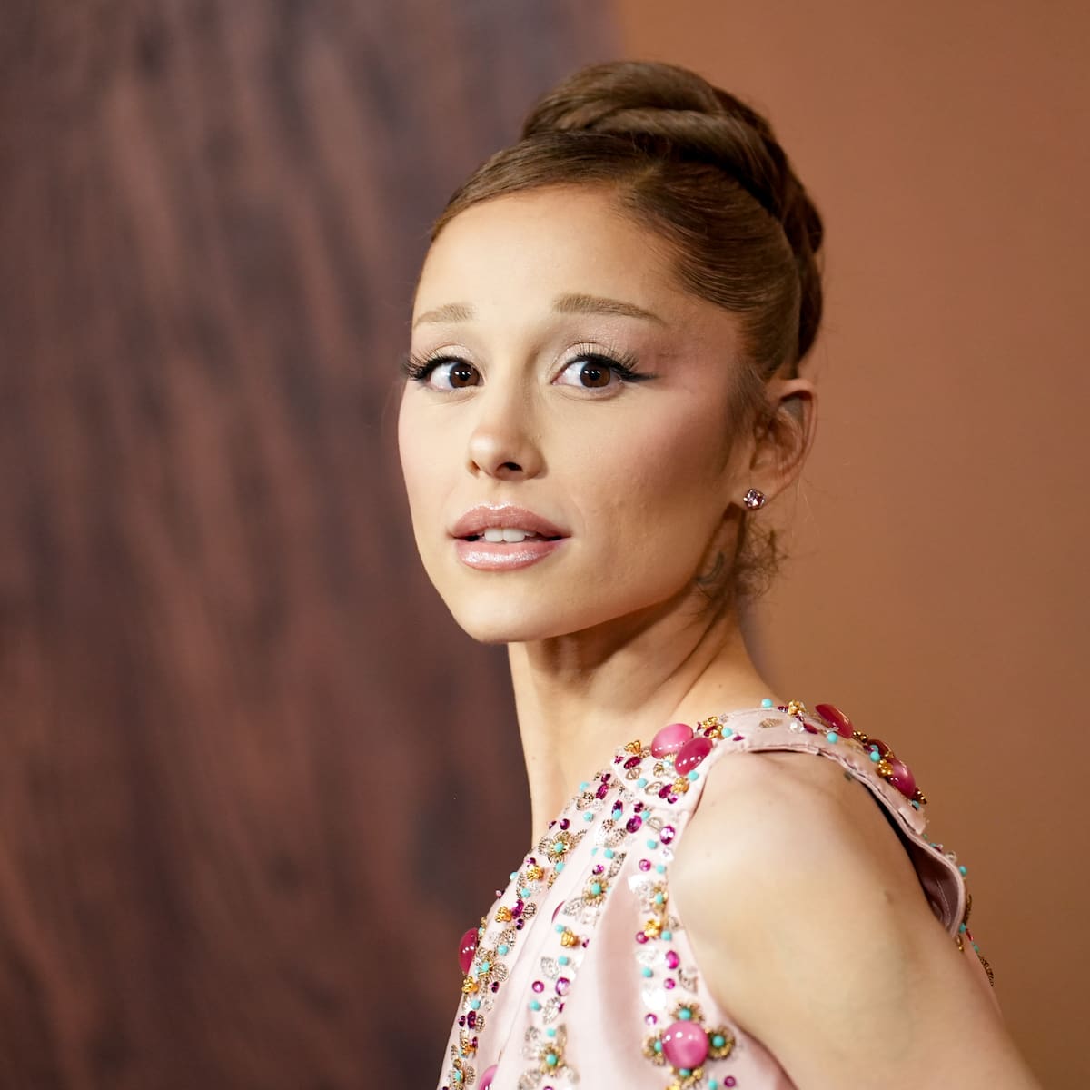 Ariana Grande presenta a Pepper, su alter ego para el inminente estreno del vídeo 'Petal'
