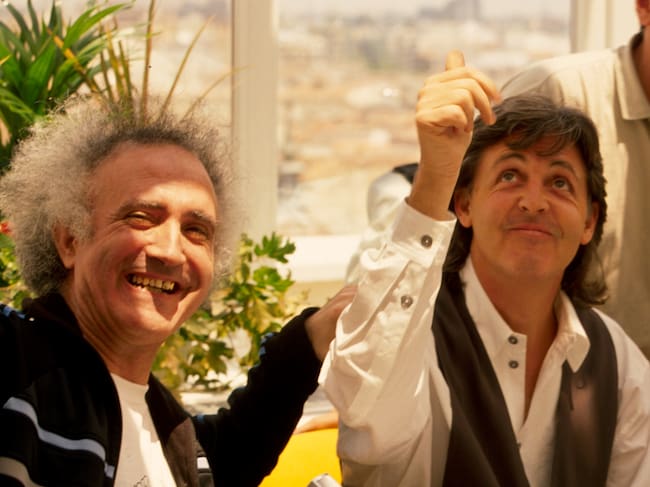 La más icónica de nuestras fotos de archivo: Joaquín Luqui y Paul McCartney en la inauguración oficial del estudio que lleva el nombre del británico.