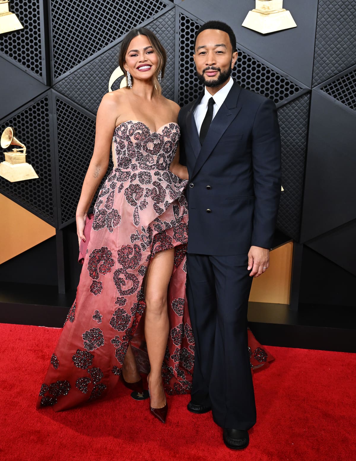 Una de las parejas más consolidadas de la industria posó así de sonriente. Chrissy Teigen con un vestido de Caroline's couture, y John Legend, con traje y corbata.