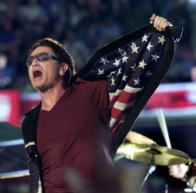 Bono (U2), en la Super Bowl de 2002.