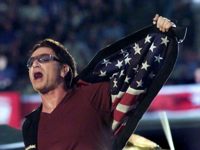 Bono (U2), en la Super Bowl de 2002.
