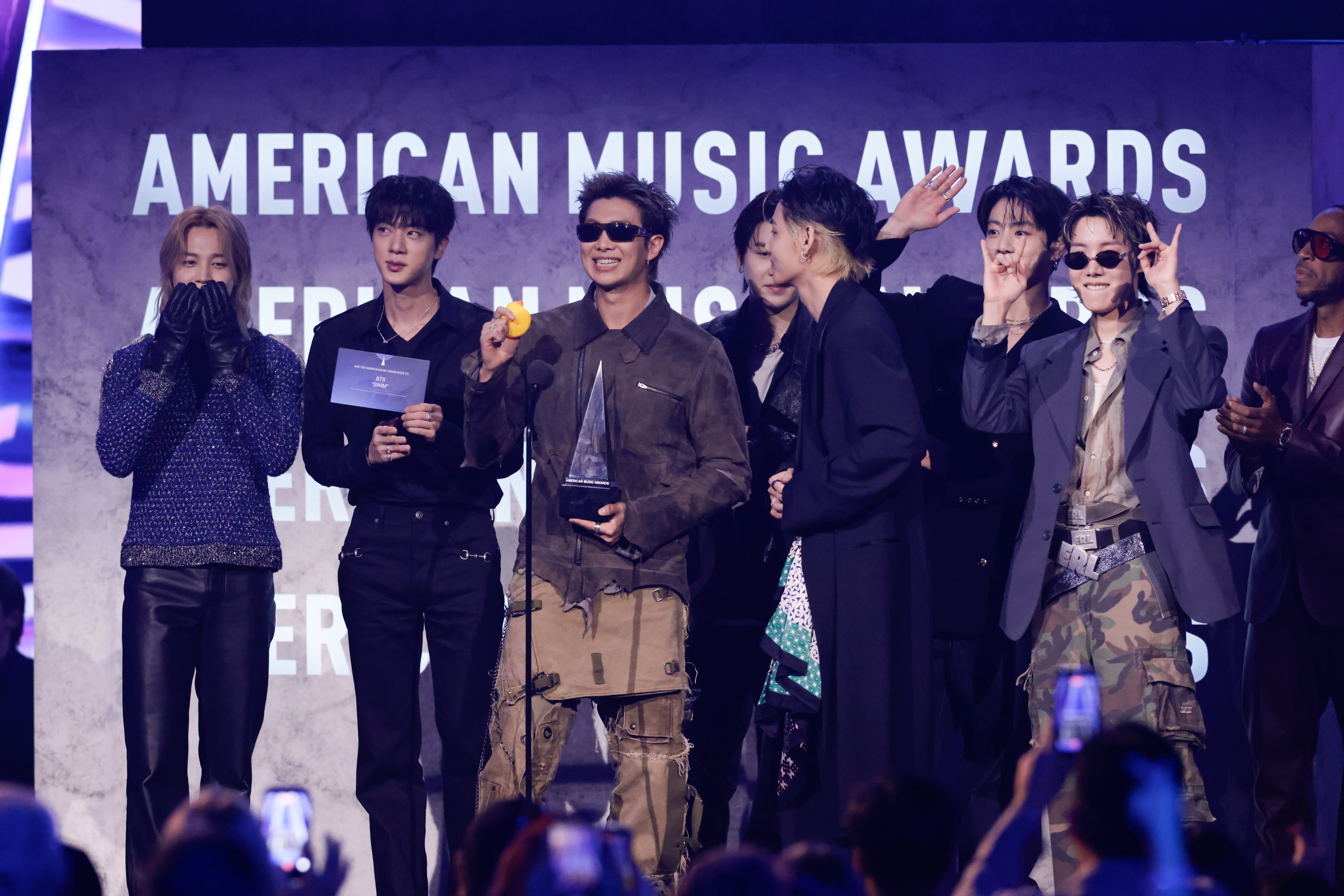 BTS, mejor artista del año en los American Music Awards 2026.