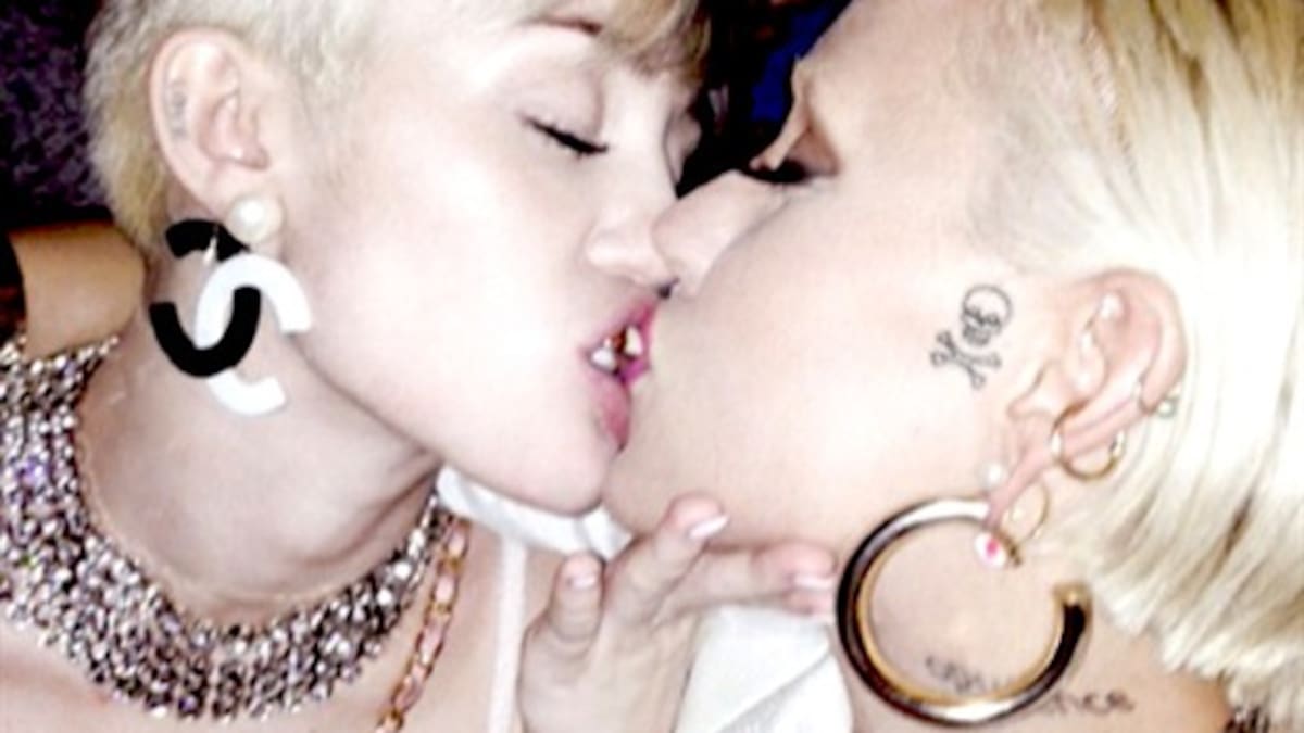 Miley Cyrus sigue besando chicas