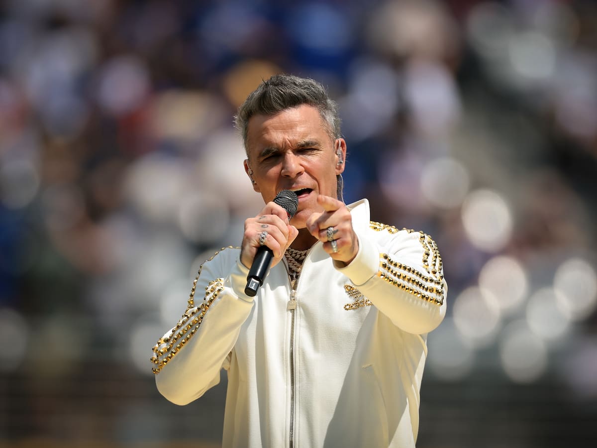 El concierto callejero improvisado de Robbie Williams que ha sorprendido a Sevilla