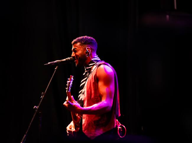 Omar decidió sacar su guitarra para contar todos sus sentimientos a todo el público // Antonio Luna