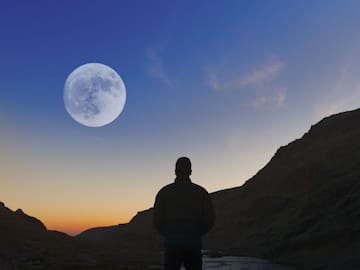 Rituales para atraer la suerte en la noche de la Superluna Azul, la segunda luna llena de agosto