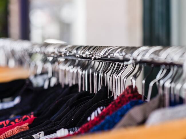 Las tiendas de moda cambian rápidamente de prendas.