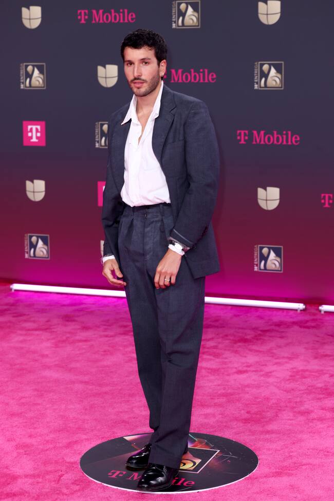 Aunque suele sorprendernos con sus elecciones para las alfombras, en esta ocasión, Sebastián Yatra parece que decidió apostar por algo sobrio, algunos dirían soso.