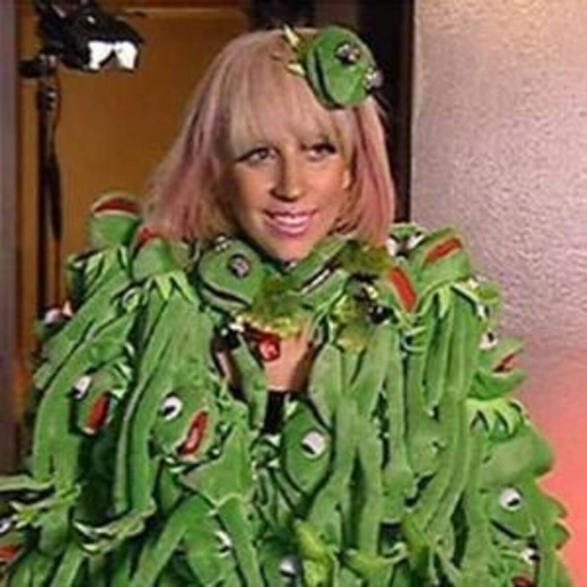 Un ejército de ranas Gustavo cubre a Lady Gaga