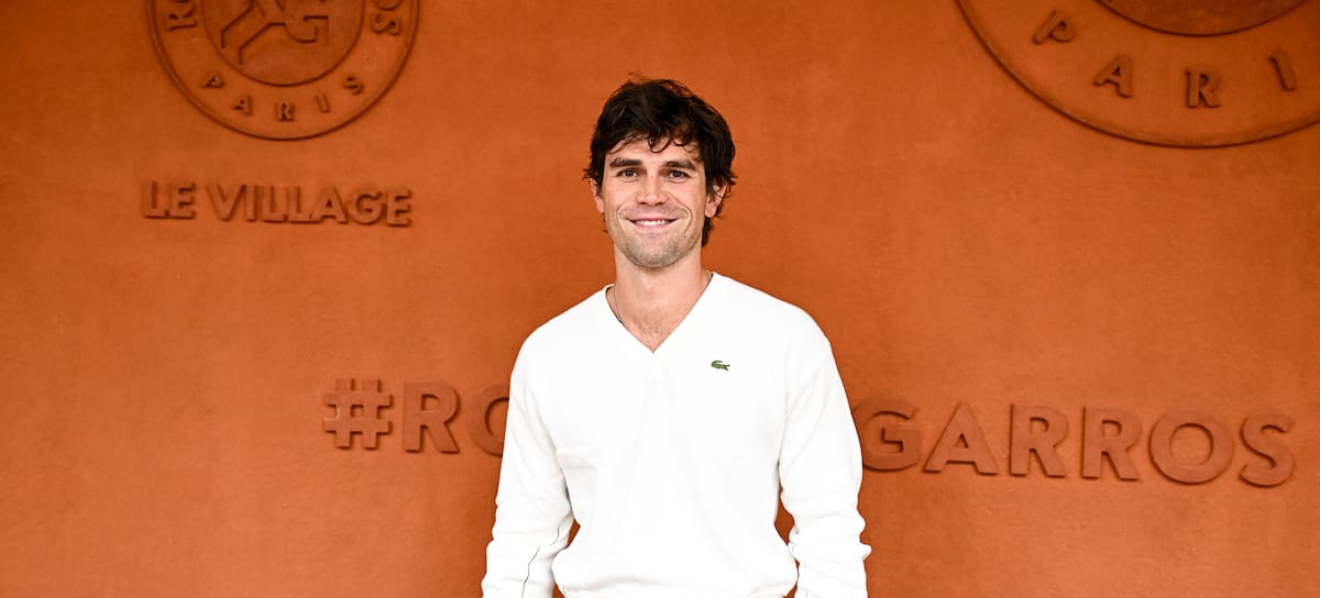 K.J. Apa acude al evento deportivo francés Roland Garros, mayo de 2025