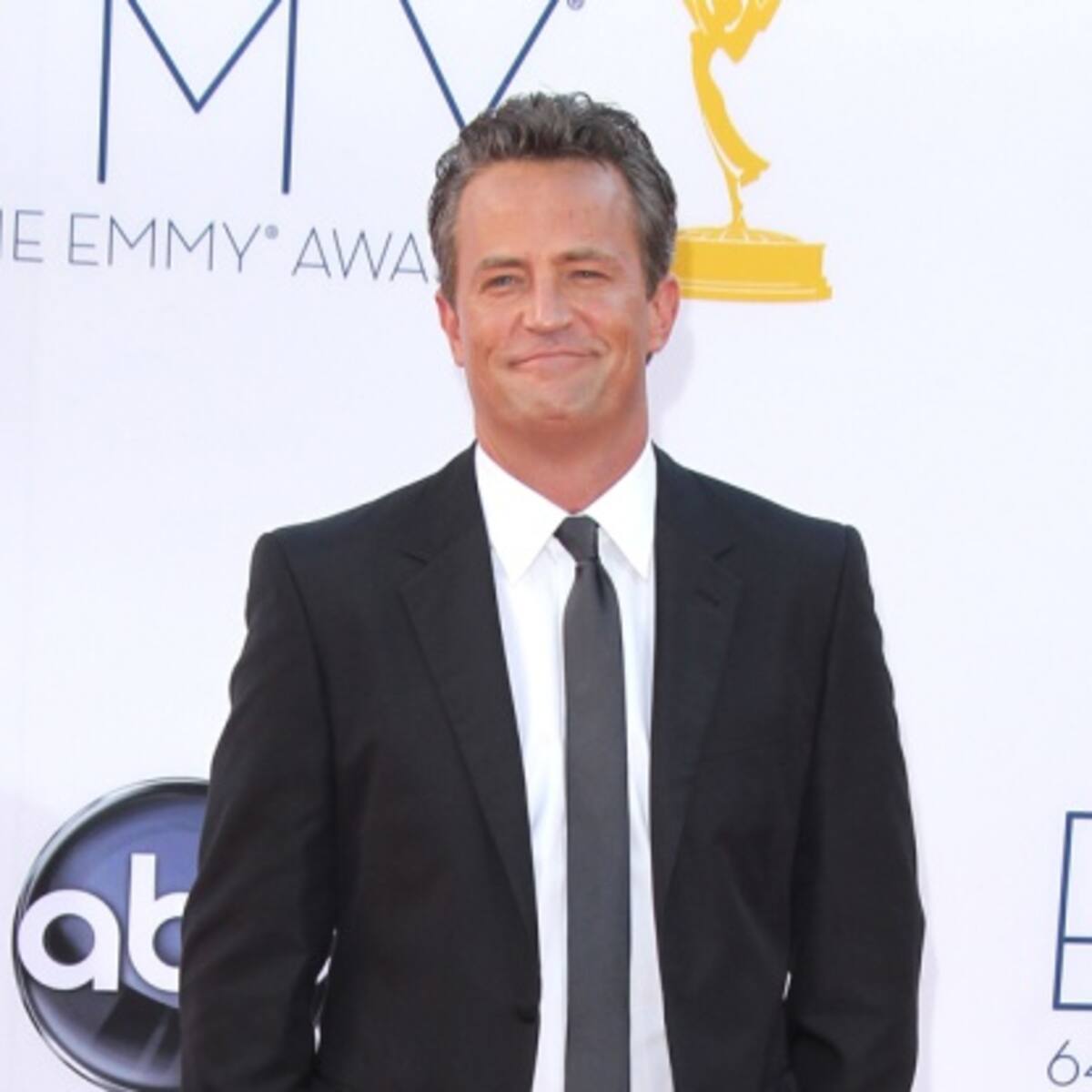 La bochornosa caída de Matthew Perry tras ser golpeado por una ola