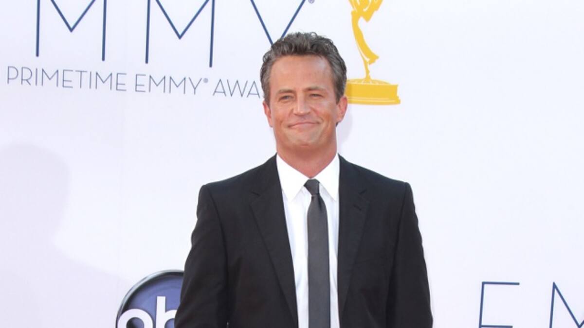 La bochornosa caída de Matthew Perry tras ser golpeado por una ola