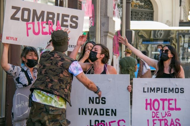 Un grupo de actores recrea una manifestación real en la Gran Vía de Madrid