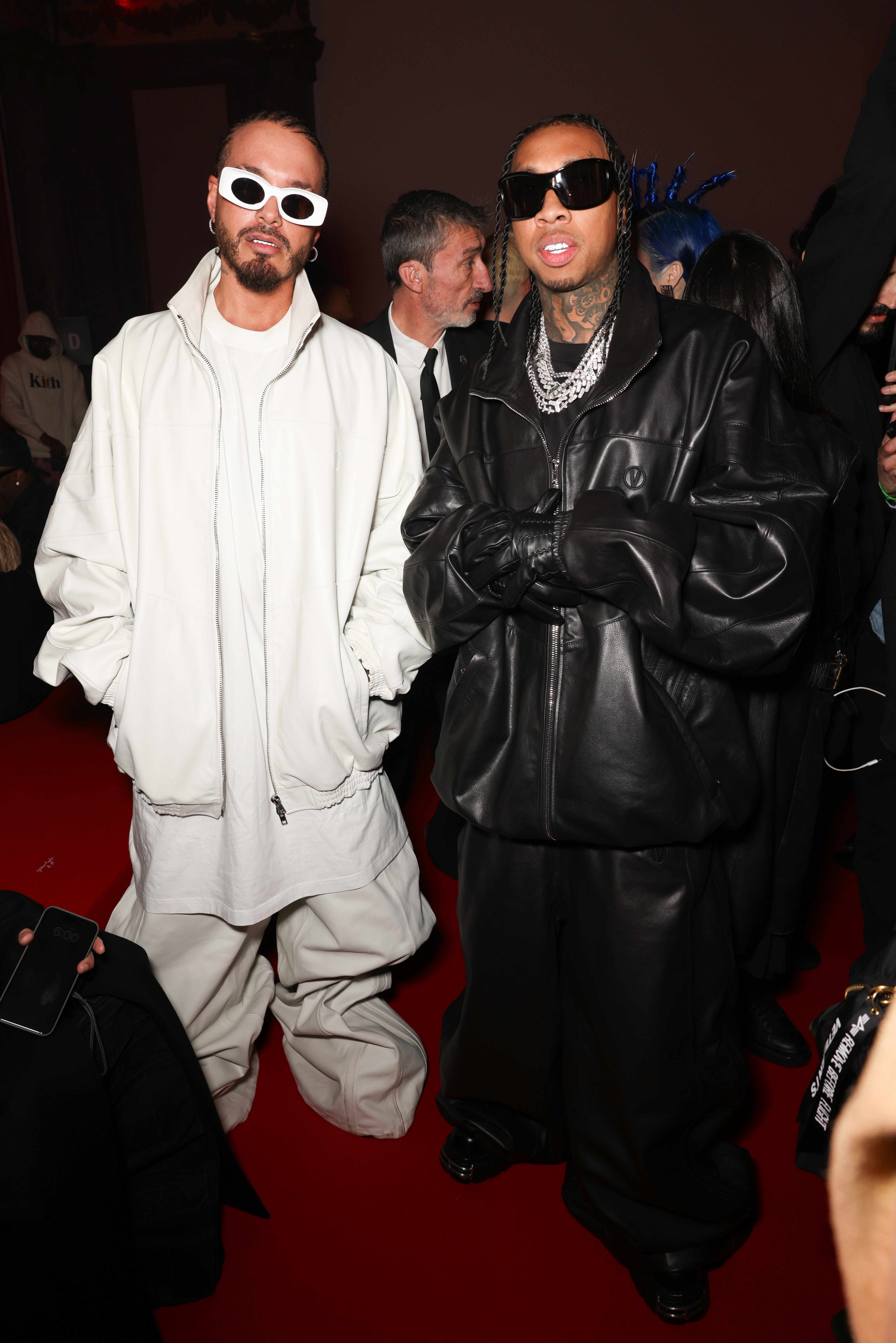 Parecían el Ying y el Yang. J Balvin y Tyga asistieron al desfile de Vetements que reunió a un gran número de celebs. Ellos optaron por un total look de un solo color, cada uno d ellos en un extremo. A París, el cantante colombiano llegó acompañado por su pareja y su hijo.