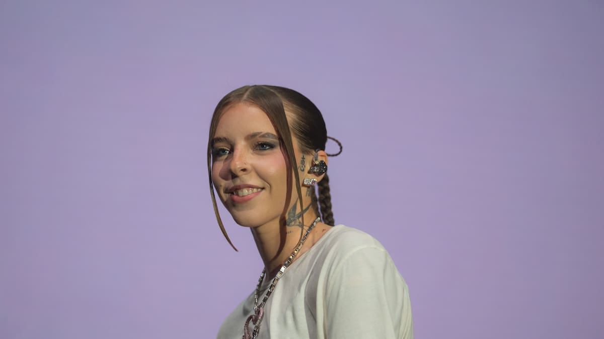 Young Miko desvela el fracaso de su primera cita en el confesionario de Rosalía: “Ahora estoy aquí contándote la historia y ella está en IG siguiendo mis publicaciones”