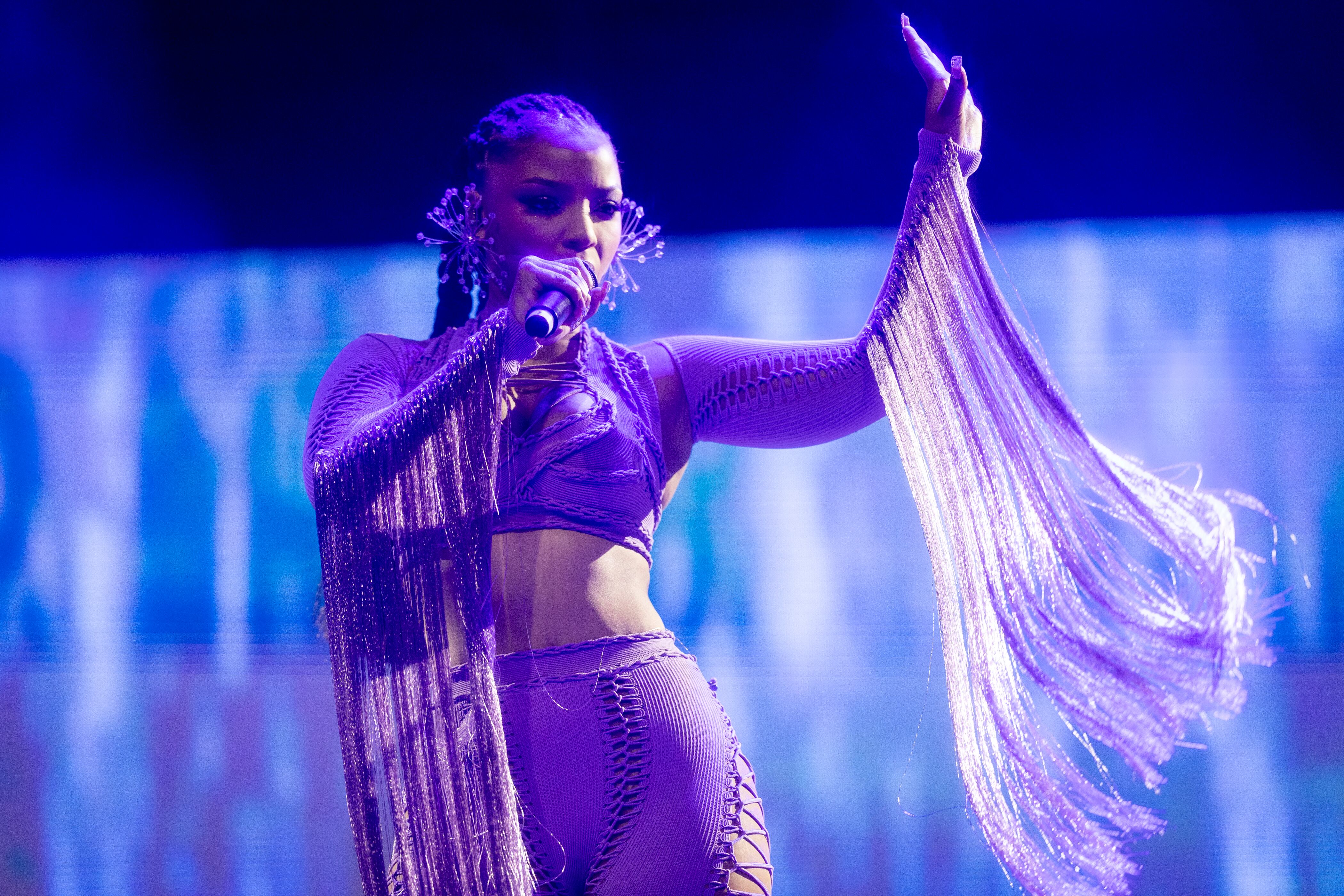 El outfit morado de Chlöe Bailey para Coachella llamó la atención de muchos que no dejaron de mencionarlo en redes sociales. La cantante desplegó una abanico de éxitos sobre el escenario.