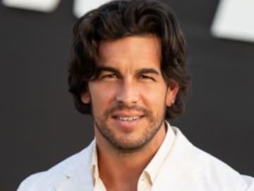 Mario Casas y una historia de amor en verso protagonizan el último anuncio de Estrella Damm