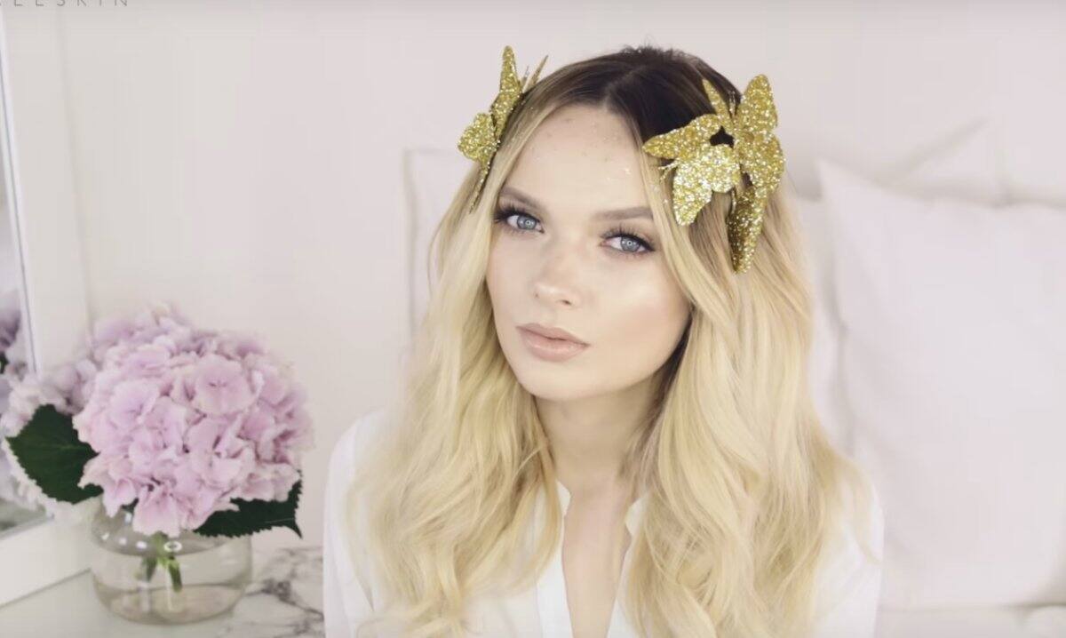 Puede ser el Filtro de mariposas de Snapchat. Ojo acá un tutorial: https://goo.gl/gOzHn5.
