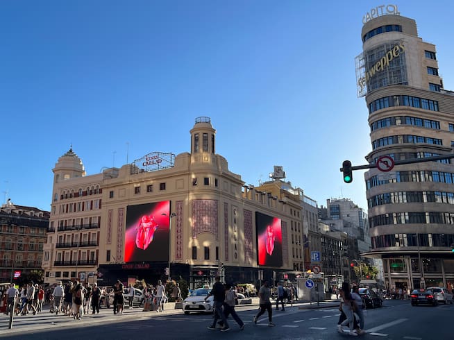La nueva lengua de los Rolling Stones proyectada en el centro de Madrid.