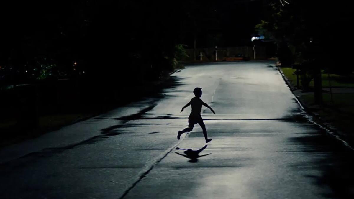 “La hora de la desaparición”: el misterio que une a Julia Garner, Josh Brolin y 17 niños perdidos