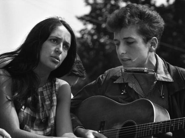 Joan Baez y Bob Dylan, durante la marcha por los derechos civiles en Washington en 1963.