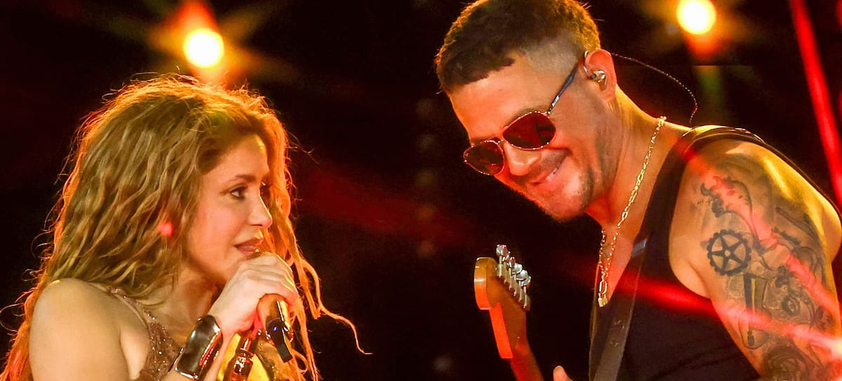 Alejandro Sanz se sube al escenario del concierto de Shakira en Miami.