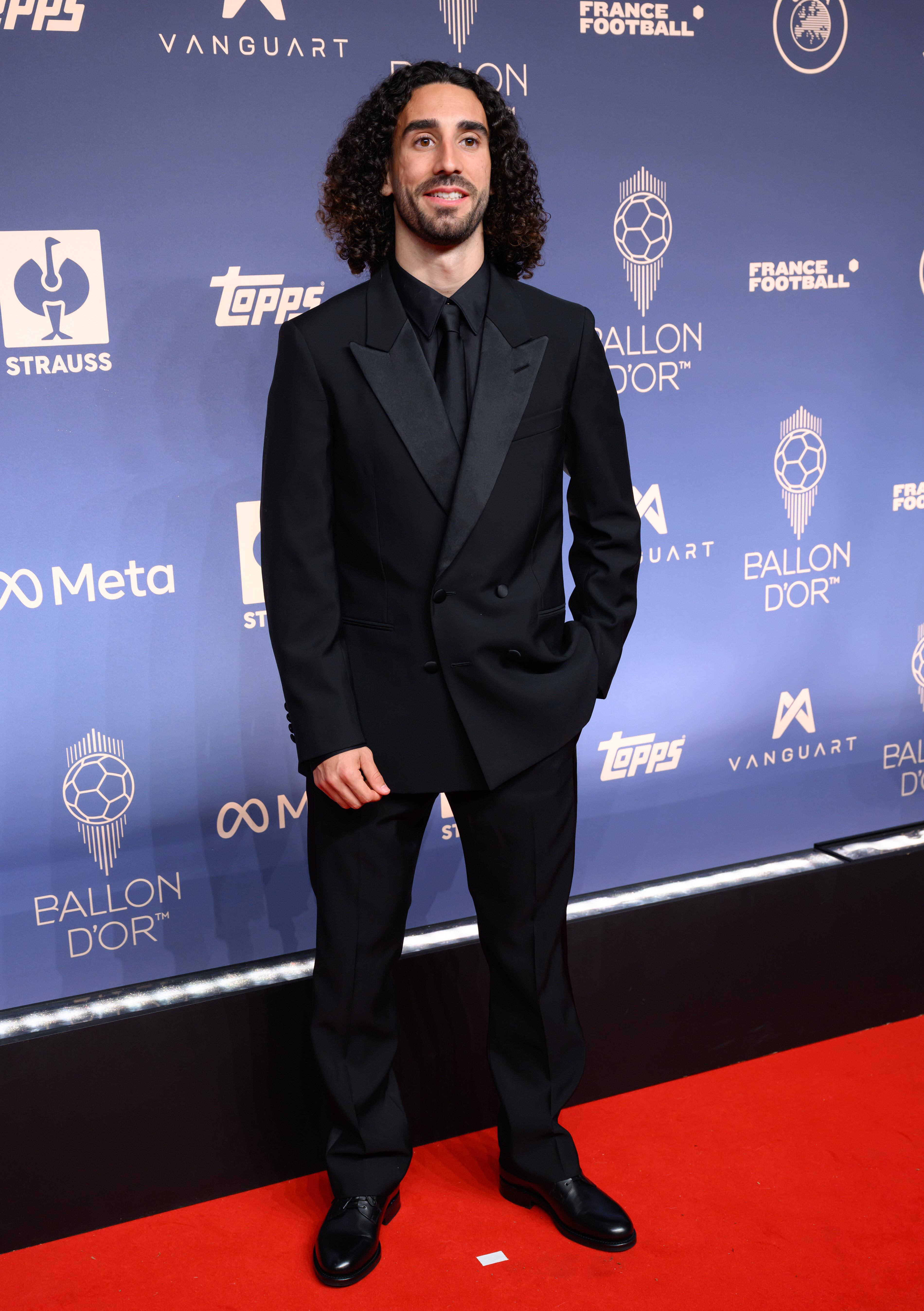 Marc Cucurella posa a su llegada a la 70ª edición del Balón de Oro, celebrada en el Palladium Theatre de Londres el 26 de octubre de 2026.