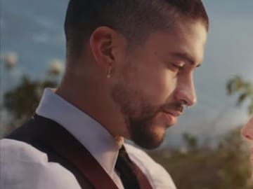 BAD BUNNY SE CASA CON GABRIELA BERLINGERI EN EL VIDEOCLIP DE ‘TITÍ ME PREGUNTÓ’