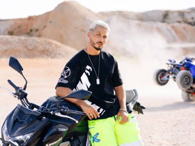 Nyno Vargas en una moto para el vídeo 'Toto'