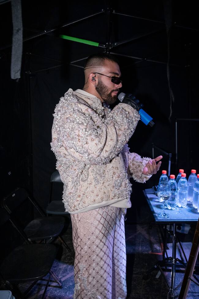 Manuel Turizo segundos previos a subirse al escenario del Festival Viña del Mar para interpretar sus canciones.