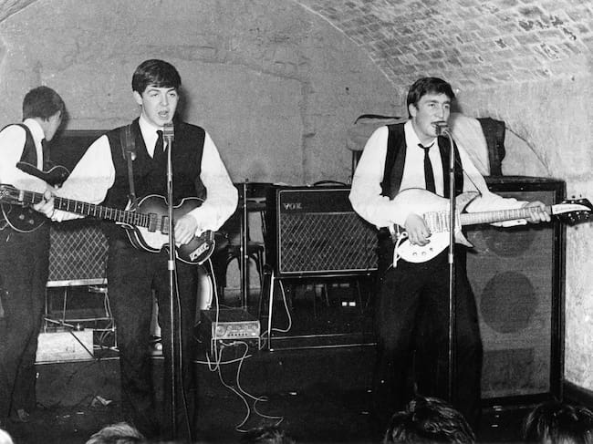 LIVERPOOL - 22 DE AGOSTO: La banda de rock and roll "The Beatles" actúa en el escenario del Cavern Club el 22 de agosto de 1962. (De izquierda a derecha) George Harrison, Paul McCartney, John Lennon. (Foto de Michael Ochs Archives/Getty Images)