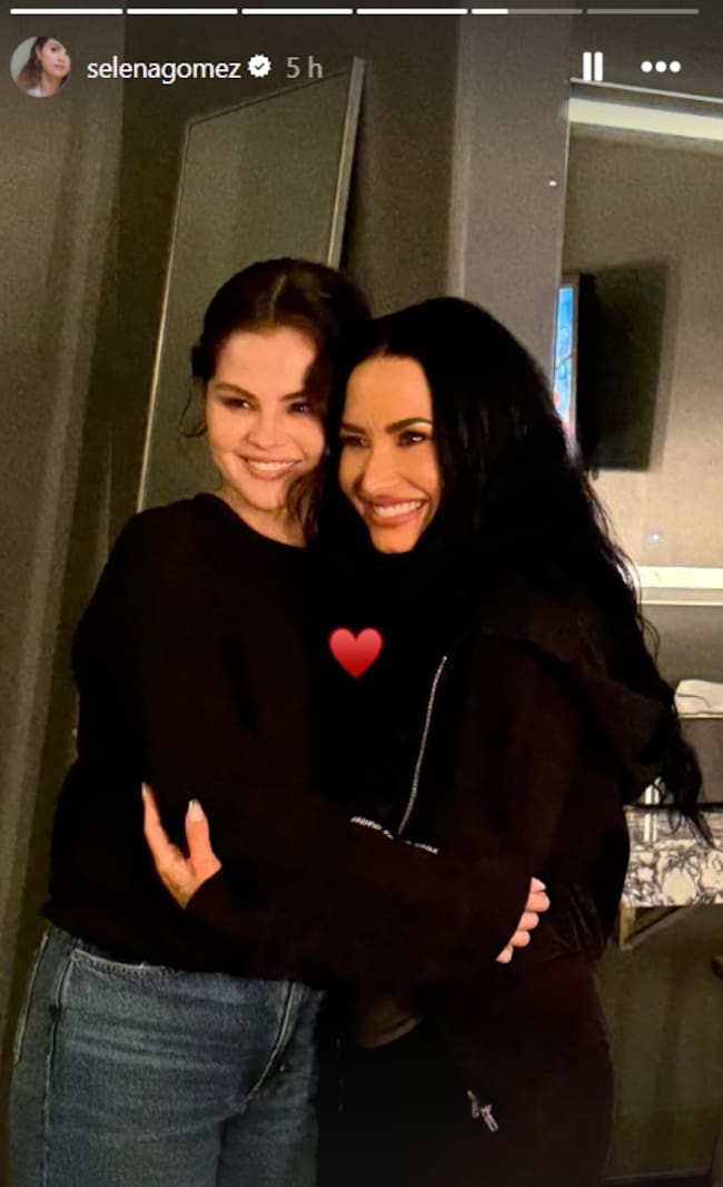 Imagen de Selena Gómez y Demi Lovato en el backstage