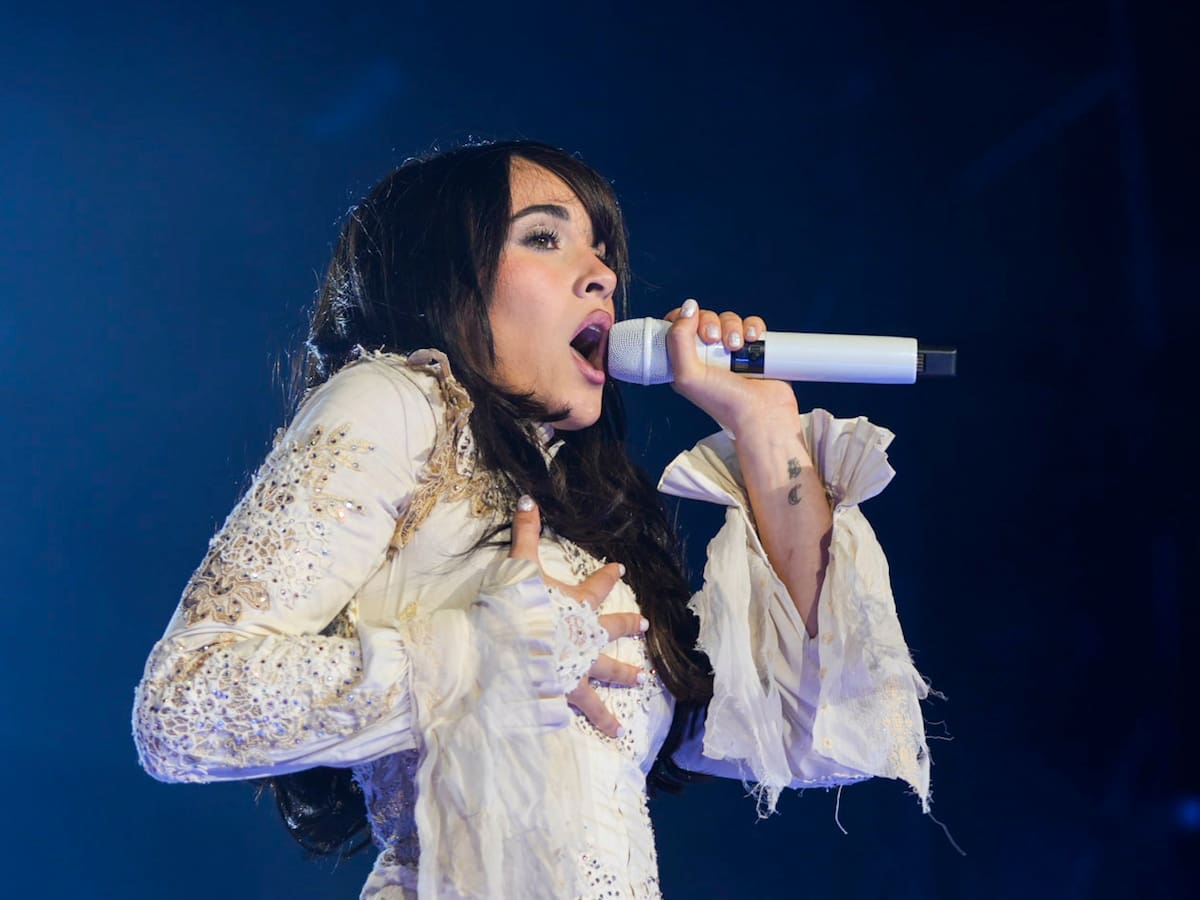El look de Aitana en 'Cuarto Azul Tour', a examen: moda española barroca "upcycling"