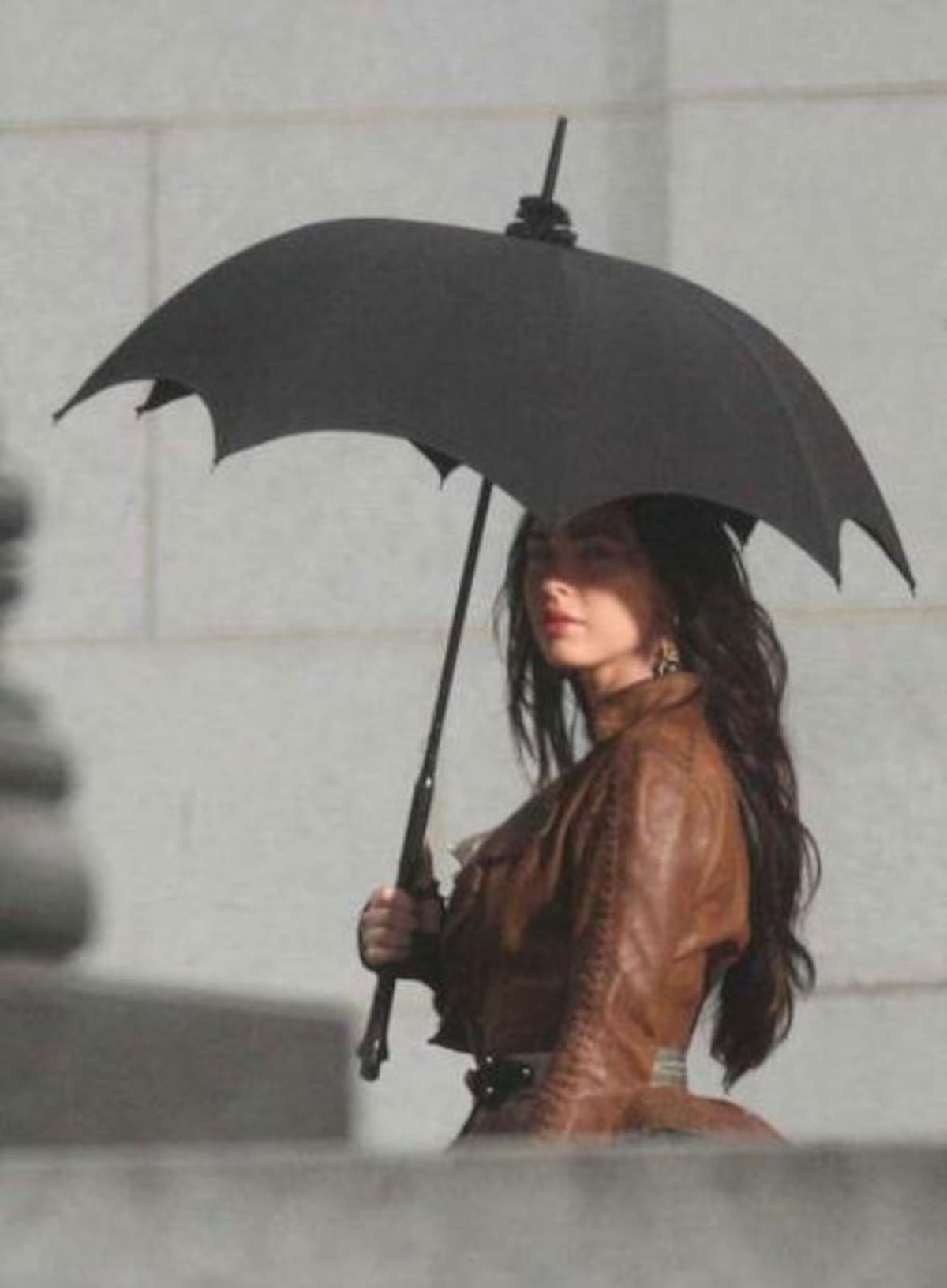 No sabemos quién es esta misteriosa mujer, pero su paraguas "a lo batman" nos ha molado mucho ¡Genial!