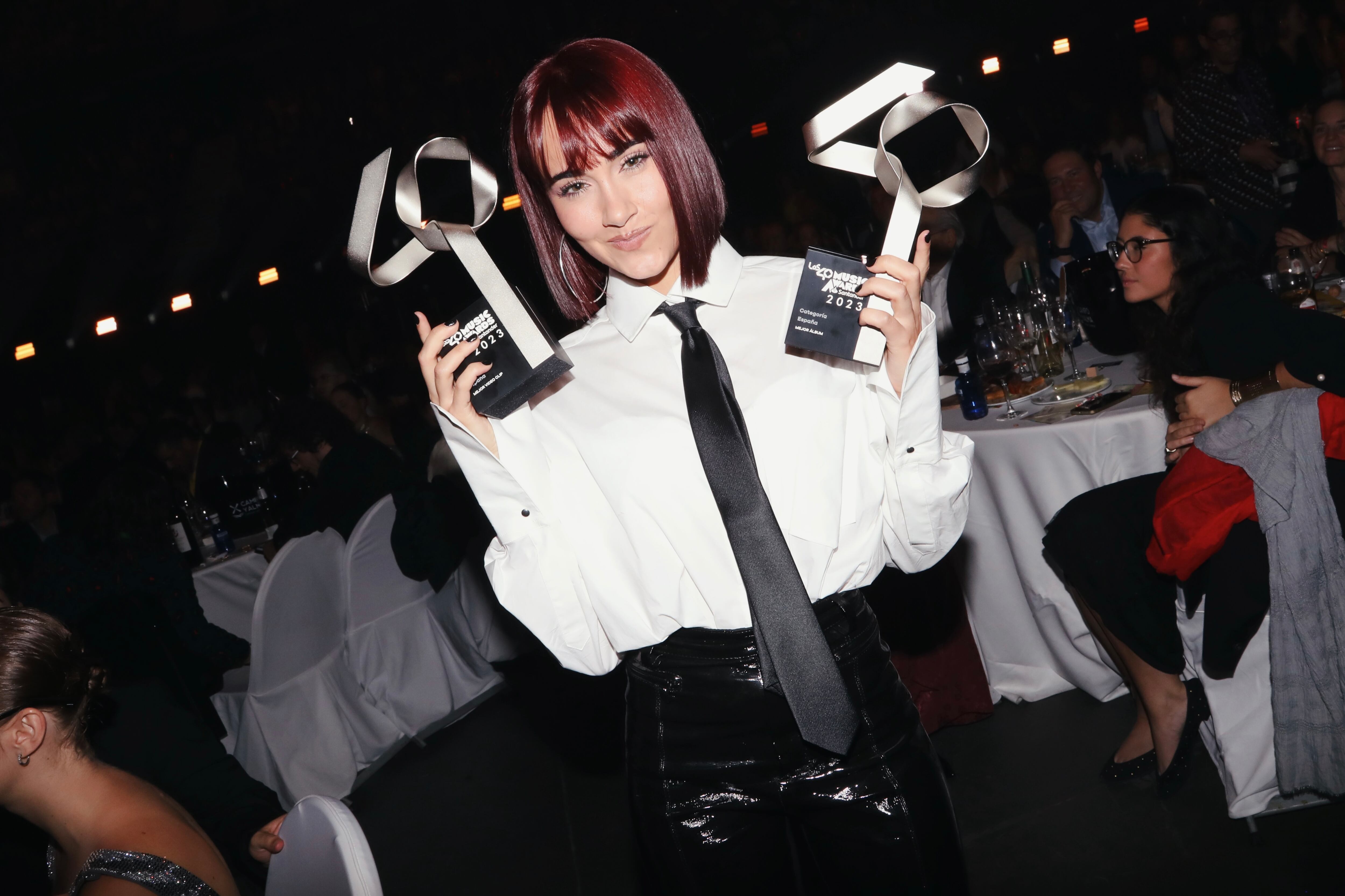 Aitana posa sonriente con sus dos premios: Mejor Álbum por Alpha y Mejor Videoclip por Las Babys.