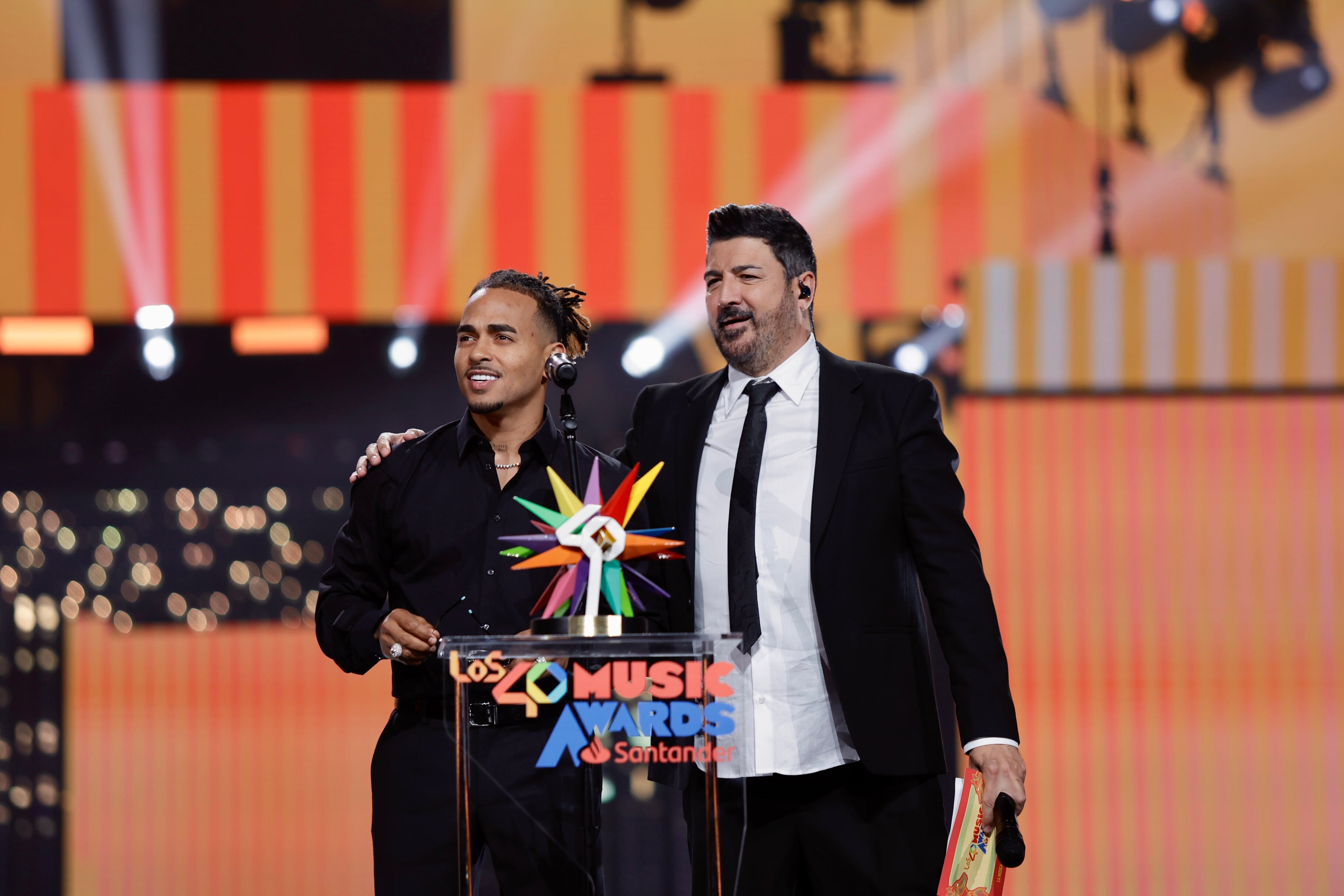 Ozuna y Tony Aguilar en LOS40 Music Awards Santander 2023 / Foto: Jorge París y Elena Buenavista