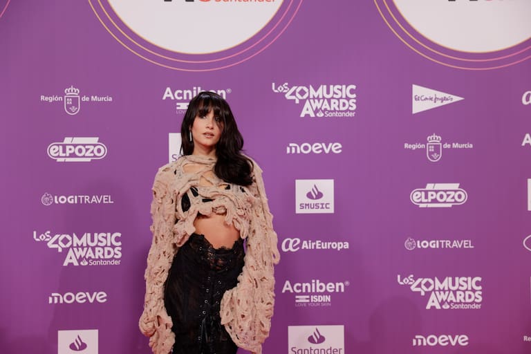 La superestrella Aitana, nunca decepciona  y esta vez tampoco lo ha hecho en LOS40 Music Awards Santander 2025 con un estilismo que mezcla el encaje en color negro con un jersey efecto roto en camel.