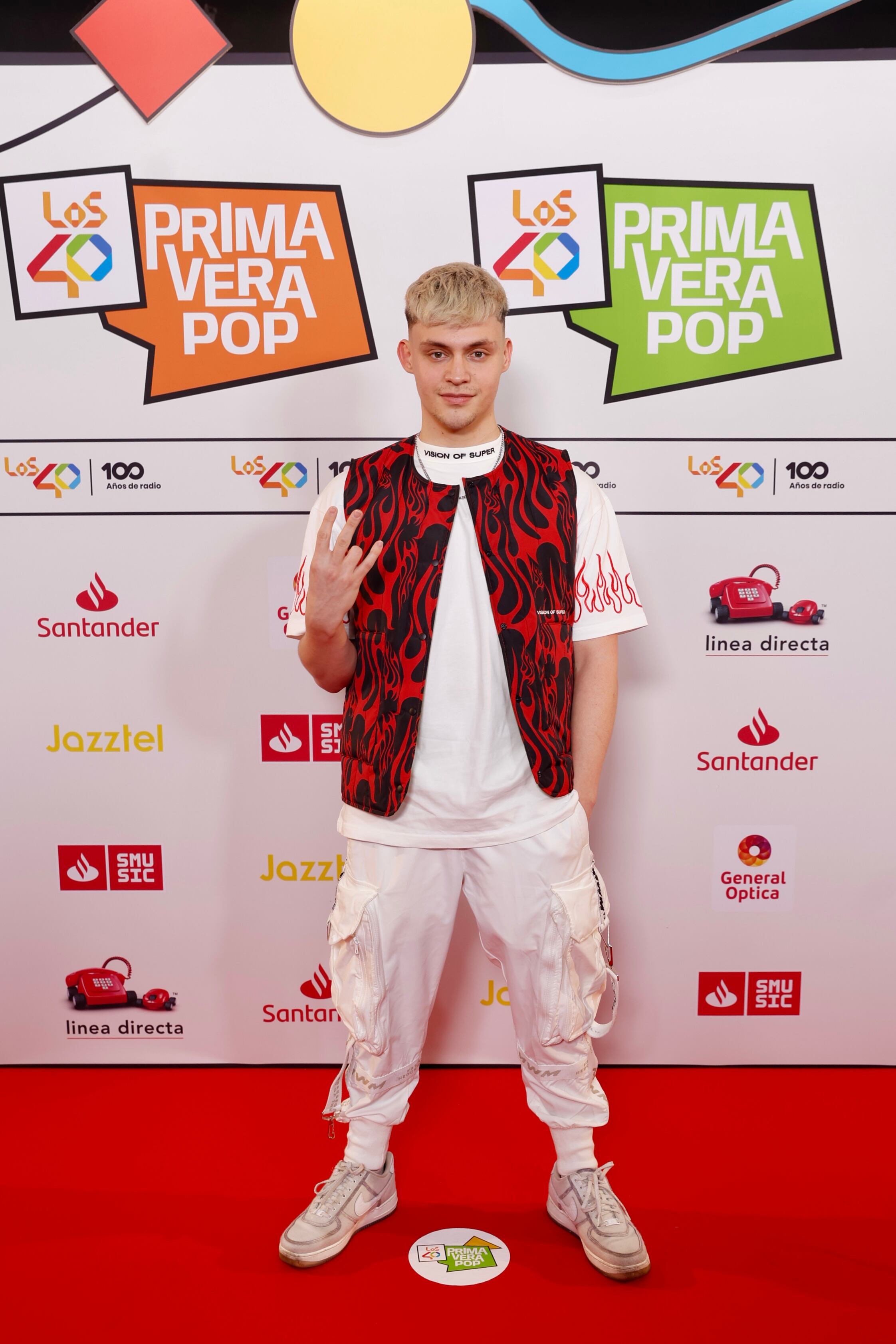 Una de las actuaciones más comentadas del último Benidorm Fest fue la de Almácor y no solo por los fallos técnicos que hubo en la final. Una apuesta urbana se contemplaba para Eurovisión y eso siempre llama la atención. No logró la victoria, pero sus Brillos platino suenan en todos lados, aquí también. Llegaba preparado para hacer arder todo.