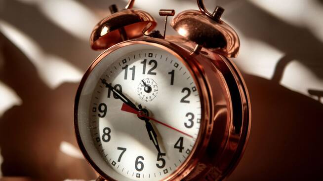 Con el próximo cambio de horario habrá que atrasar una hora nuestros relojes. 