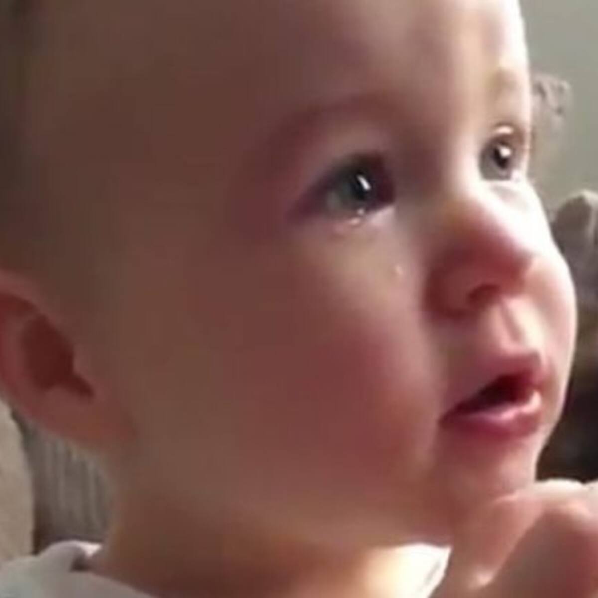 El bebé que no para de llorar cuando escucha esta canción