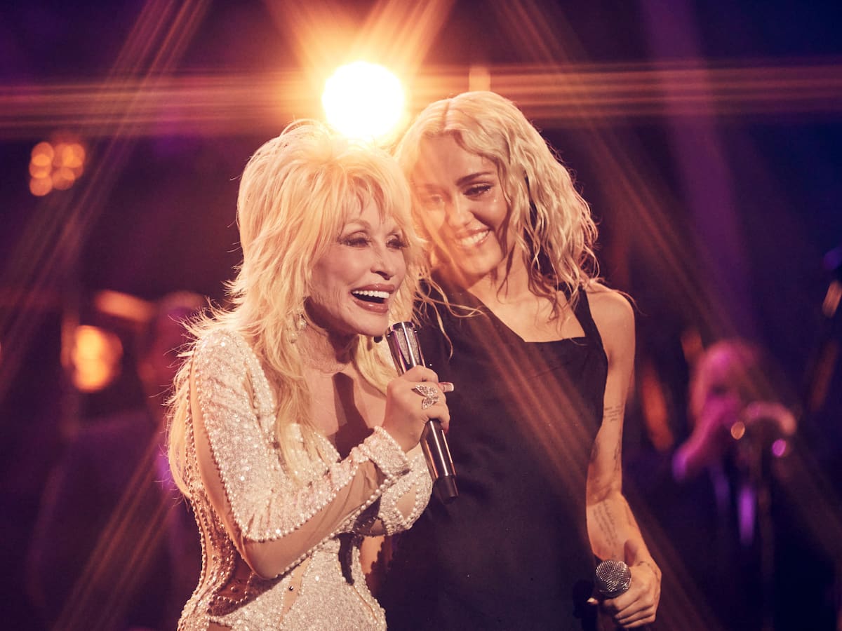 Miley Cyrus se despide de Dolly Parton con una promesa: "Querría que escribiese una canción sobre ello y siguiese adelante"
