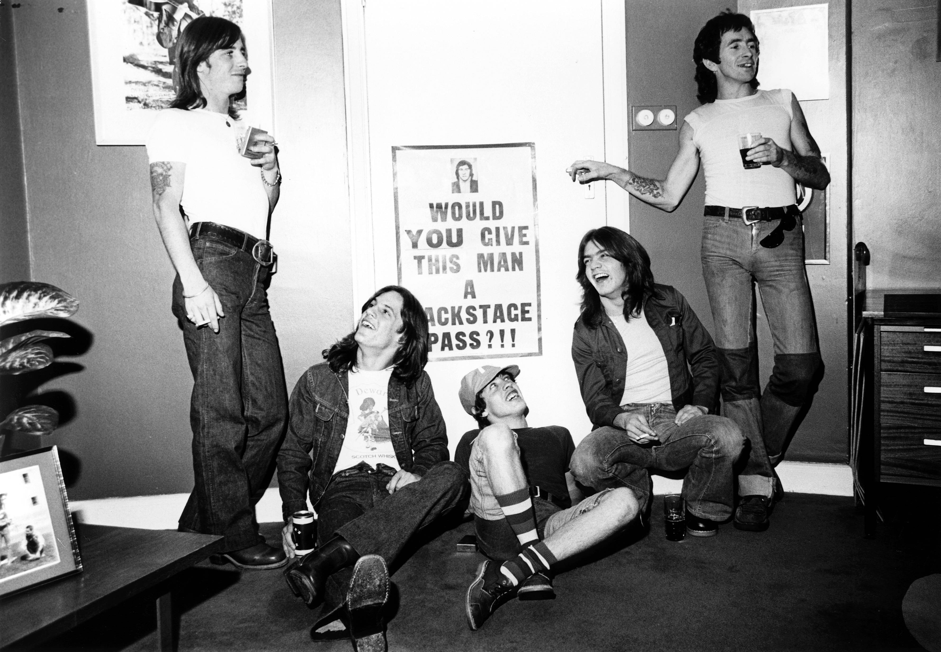 REINO UNIDO - 1 DE ENERO: Foto de Bon SCOTT, Mark EVANS, Malcolm YOUNG, Phil RUDD, Angus YOUNG, AC/DC y AC DC; de izquierda a derecha: Phil Rudd, Mark Evans, Angus Young, Malcolm Young, Bon Scott, posando en una foto grupal durante la recepción de prensa en las oficinas de WEA (Foto de Dick Barnatt/Redferns).